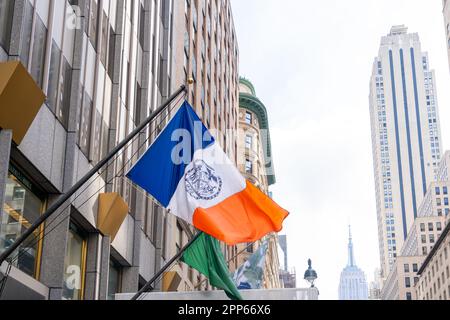 Die New York City Flag auf dem Gebäude in New York City, NY, USA, 21. August 2022. Stockfoto