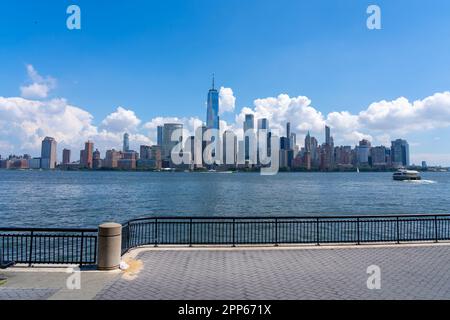 Jersey City, NJ, USA - 23. August 2022: Blick auf die Skyline von Downtown Manhattan von Jersey City, NJ, USA, 23. August 2022. Stockfoto