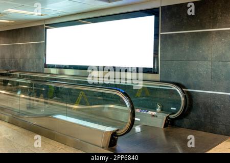 Leerer Reklametafelrahmen für Werbung am Flughafen. Stockfoto