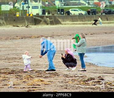 Ayr, Scotland, UK 22. , April 2023. Wetter in Großbritannien: Der sonnige Strand von Ayr begann in der Sommersaison. Credit Gerard Ferry/Alamy Live News Stockfoto