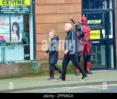 Glasgow, Schottland, UK 22., April 2023. Wetter in Großbritannien: Der sonnige Strand von Ayr begann in der Sommersaison. Die Einheimischen treffen auf einen großen deadpool Superhelden Manniken. Credit Gerard Ferry/Alamy Live News Stockfoto