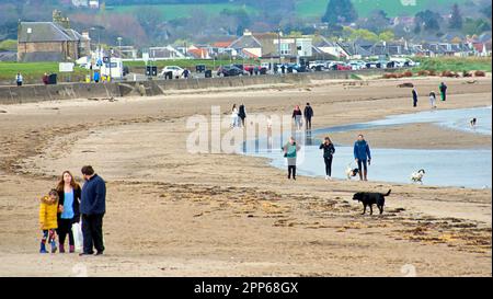 Ayr, Scotland, UK 22. , April 2023. Wetter in Großbritannien: Der sonnige Strand von Ayr begann in der Sommersaison. Credit Gerard Ferry/Alamy Live News Stockfoto