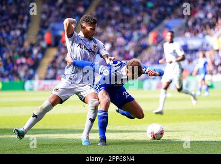 Wolverhampton Wanderers' Joao Gomes (links) und Kiernan Dewsbury-Hall von Leicester City kämpfen während des Premier League-Spiels im King Power Stadium in Leicester um den Ball. Foto: Samstag, 22. April 2023. Stockfoto