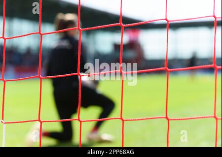 München, Deutschland. 22. April 2023. München, Deutschland, April 22. 2023: Rotes Tornetz mit verschwommenem Torwart und Stadion im Hintergrund vor dem Spiel der Flyeralarm Frauen Bundesliga zwischen dem FC Bayern München und dem SC Freiburg am FC Bayern Campus Deutschland. (Sven Beyrich/SPP) Kredit: SPP Sport Press Photo. Alamy Live News Stockfoto