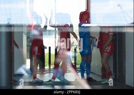 München, Deutschland. 22. April 2023. München, Deutschland, April 22. 2023: Spieler des FC Bayern München verlassen die Garderobe und sind bereit, beim Spiel der Flyeralarm Frauen Bundesliga zwischen dem FC Bayern München und dem SC Freiburg auf dem FC Bayern Campus, Deutschland, auszugehen. (Sven Beyrich/SPP) Kredit: SPP Sport Press Photo. Alamy Live News Stockfoto