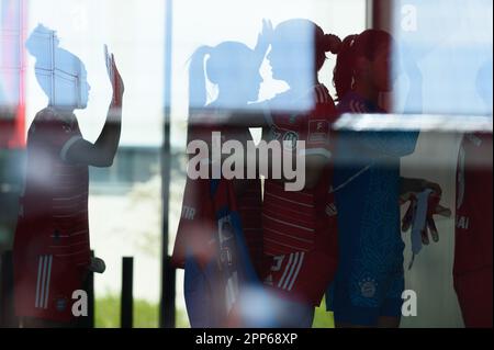 München, Deutschland. 22. April 2023. München, Deutschland, April 22. 2023: Spieler des FC Bayern München verlassen die Garderobe und sind bereit, beim Spiel der Flyeralarm Frauen Bundesliga zwischen dem FC Bayern München und dem SC Freiburg auf dem FC Bayern Campus, Deutschland, auszugehen. (Sven Beyrich/SPP) Kredit: SPP Sport Press Photo. Alamy Live News Stockfoto