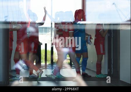 München, Deutschland. 22. April 2023. München, Deutschland, April 22. 2023: Spieler des FC Bayern München verlassen die Garderobe und sind bereit, beim Spiel der Flyeralarm Frauen Bundesliga zwischen dem FC Bayern München und dem SC Freiburg auf dem FC Bayern Campus, Deutschland, auszugehen. (Sven Beyrich/SPP) Kredit: SPP Sport Press Photo. Alamy Live News Stockfoto