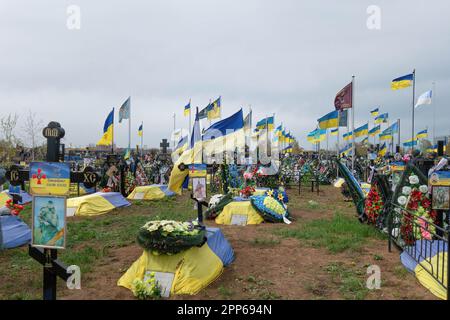 17. April 2023, Odessa, Ukraine: Blumen und ukrainische Flaggen auf den Gräbern von Soldaten und Offizieren der ukrainischen Streitkräfte auf dem westlichen Friedhof am Vorabend der Provody (Radonitsa). Provody (Radonitsa) ist die zweite Woche nach Ostern, was nach ukrainischer Tradition ein Denkmal für verstorbene Verwandte ist. Die Tradition von Radovnytsia stammt aus heidnischen Zeiten und ist eng mit dem alten Kult der Vorfahren verbunden. Unter den alten Slawen war Radonitsa (oder „Springfreudigkeit“) wahrscheinlich der Name für einen ganzen Zyklus von Frühjahrsferien, die Zeit des Gedenkens an die Toten. Acco Stockfoto