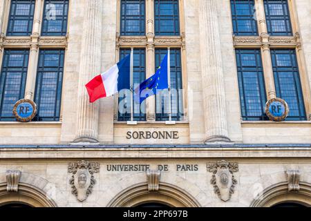 Außenansicht der Fassade der Sorbonne, der berühmten französischen Universität in der Rue des Ecoles in Paris, Frankreich Stockfoto