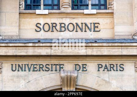 Schild mit der Aufschrift „Sorbonne Universite de Paris“ auf Französisch an der Fassade der Sorbonne, der berühmten Universität in der Rue des Ecoles in Paris, Frankreich Stockfoto