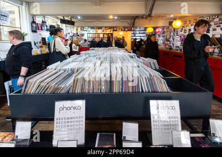 London, Großbritannien. 22. April 2023 Das Innere von Phonica, einem Plattenladen in Soho am Record Store Day, wo unabhängige Plattenläden weltweit Musik feiern, einschließlich spezieller Vinylveröffentlichungen, die exklusiv für den Tag gemacht wurden. Nach Angaben der Entertainment Retailers Association (ERA) hat Vinyl zum ersten Mal seit 35 Jahren mehr CD verkauft, und für Kassetten wurden 2022 195.000 Stück gekauft, was nach Angaben der British Phonographic Industry (BPI) einen Anstieg von 5,2 Prozent in einem Jahr und den zehnten jährlichen Anstieg in Folge bedeutet. Kredit: Stephen Chung / Alamy Live News Stockfoto