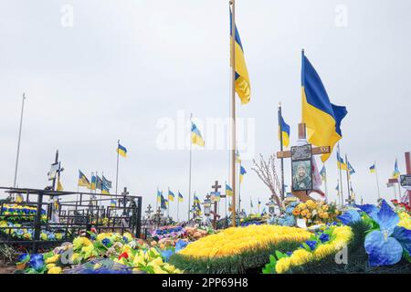 17. April 2023, Odessa, Ukraine: Blumen und ukrainische Flaggen auf den Gräbern von Soldaten und Offizieren der ukrainischen Streitkräfte auf dem westlichen Friedhof am Vorabend der Provody (Radonitsa). Provody (Radonitsa) ist die zweite Woche nach Ostern, was nach ukrainischer Tradition ein Denkmal für verstorbene Verwandte ist. Die Tradition von Radovnytsia stammt aus heidnischen Zeiten und ist eng mit dem alten Kult der Vorfahren verbunden. Unter den alten Slawen war Radonitsa (oder „Springfreudigkeit“) wahrscheinlich der Name für einen ganzen Zyklus von Frühjahrsferien, die Zeit des Gedenkens an die Toten. Acco Stockfoto