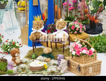 April 22. Harrogate Flower Show, Harrogate, Nth Yorkshire. Die Harrogate Spring Flower Show ist das erste große Ereignis im britischen Gartenkalender und richtet Großbritanniens größte Blumenausstellung und Blumenarrangements aus. Ein viertägiges Event, das jedes Jahr Tausende von Besuchern trotz des Wetters begrüßt. ABBILDUNG: Blumenarrangements des Yorkshire Flower Club zur Feier der Krönung - hier ist das Thema das Picknick mit den Teddybären. Bridget Catterall AlamyLiveNews Stockfoto