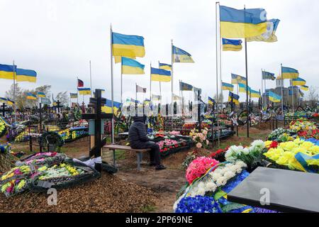 17. April 2023, Odessa, Ukraine: Blumen und ukrainische Flaggen auf den Gräbern von Soldaten und Offizieren der ukrainischen Streitkräfte auf dem westlichen Friedhof am Vorabend der Provody (Radonitsa). Provody (Radonitsa) ist die zweite Woche nach Ostern, was nach ukrainischer Tradition ein Denkmal für verstorbene Verwandte ist. Die Tradition von Radovnytsia stammt aus heidnischen Zeiten und ist eng mit dem alten Kult der Vorfahren verbunden. Unter den alten Slawen war Radonitsa (oder „Springfreudigkeit“) wahrscheinlich der Name für einen ganzen Zyklus von Frühjahrsferien, die Zeit des Gedenkens an die Toten. Acco Stockfoto