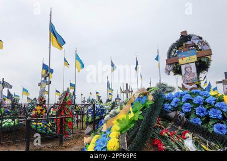 17. April 2023, Odessa, Ukraine: Blumen und ukrainische Flaggen auf den Gräbern von Soldaten und Offizieren der ukrainischen Streitkräfte auf dem westlichen Friedhof am Vorabend der Provody (Radonitsa). Provody (Radonitsa) ist die zweite Woche nach Ostern, was nach ukrainischer Tradition ein Denkmal für verstorbene Verwandte ist. Die Tradition von Radovnytsia stammt aus heidnischen Zeiten und ist eng mit dem alten Kult der Vorfahren verbunden. Unter den alten Slawen war Radonitsa (oder „Springfreudigkeit“) wahrscheinlich der Name für einen ganzen Zyklus von Frühjahrsferien, die Zeit des Gedenkens an die Toten. Acco Stockfoto