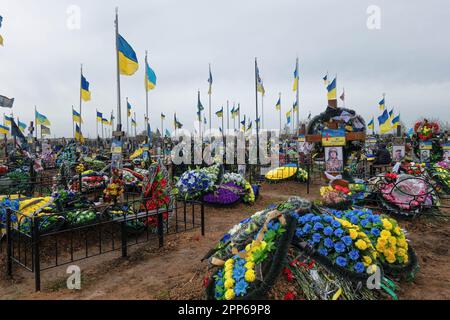 17. April 2023, Odessa, Ukraine: Blumen und ukrainische Flaggen auf den Gräbern von Soldaten und Offizieren der ukrainischen Streitkräfte auf dem westlichen Friedhof am Vorabend der Provody (Radonitsa). Provody (Radonitsa) ist die zweite Woche nach Ostern, was nach ukrainischer Tradition ein Denkmal für verstorbene Verwandte ist. Die Tradition von Radovnytsia stammt aus heidnischen Zeiten und ist eng mit dem alten Kult der Vorfahren verbunden. Unter den alten Slawen war Radonitsa (oder „Springfreudigkeit“) wahrscheinlich der Name für einen ganzen Zyklus von Frühjahrsferien, die Zeit des Gedenkens an die Toten. Acco Stockfoto