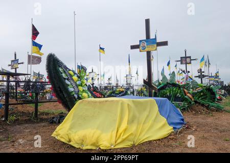 17. April 2023, Odessa, Ukraine: Ein in die Flagge der Ukraine gewickelter Sarg auf dem westlichen Friedhof am Vorabend der Provody (Radonitsa). Provody (Radonitsa) ist die zweite Woche nach Ostern, was nach ukrainischer Tradition ein Denkmal für verstorbene Verwandte ist. Die Tradition von Radovnytsia stammt aus heidnischen Zeiten und ist eng mit dem alten Kult der Vorfahren verbunden. Unter den alten Slawen war Radonitsa (oder „Springfreudigkeit“) wahrscheinlich der Name für einen ganzen Zyklus von Frühjahrsferien, die Zeit des Gedenkens an die Toten. Nach einem uralten Glauben sind die Toten glücklich, wenn es so ist Stockfoto