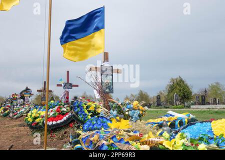 17. April 2023, Odessa, Ukraine: Blumen und ukrainische Flaggen auf den Gräbern von Soldaten und Offizieren der ukrainischen Streitkräfte auf dem westlichen Friedhof am Vorabend der Provody (Radonitsa). Provody (Radonitsa) ist die zweite Woche nach Ostern, was nach ukrainischer Tradition ein Denkmal für verstorbene Verwandte ist. Die Tradition von Radovnytsia stammt aus heidnischen Zeiten und ist eng mit dem alten Kult der Vorfahren verbunden. Unter den alten Slawen war Radonitsa (oder „Springfreudigkeit“) wahrscheinlich der Name für einen ganzen Zyklus von Frühjahrsferien, die Zeit des Gedenkens an die Toten. Acco Stockfoto