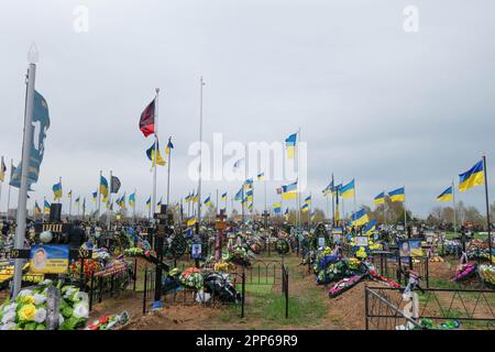 17. April 2023, Odessa, Ukraine: Blumen und ukrainische Flaggen auf den Gräbern von Soldaten und Offizieren der ukrainischen Streitkräfte auf dem westlichen Friedhof am Vorabend der Provody (Radonitsa). Provody (Radonitsa) ist die zweite Woche nach Ostern, was nach ukrainischer Tradition ein Denkmal für verstorbene Verwandte ist. Die Tradition von Radovnytsia stammt aus heidnischen Zeiten und ist eng mit dem alten Kult der Vorfahren verbunden. Unter den alten Slawen war Radonitsa (oder „Springfreudigkeit“) wahrscheinlich der Name für einen ganzen Zyklus von Frühjahrsferien, die Zeit des Gedenkens an die Toten. Acco Stockfoto