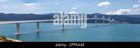 Die Pelješac-Brücke, Kroatien, mit Blick nach Süden. Diese Brücke umgeht Bosnien und Herzegowinas kurzen Küstenstreifen in Neum. Stockfoto