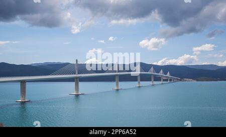 Die Pelješac-Brücke, Kroatien, mit Blick nach Süden. Diese Brücke umgeht Bosnien und Herzegowinas kurzen Küstenstreifen in Neum. Stockfoto