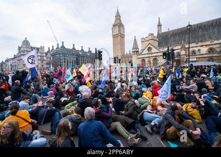 London UK. 22. April 2023 Tausende Aktivisten des Aussterbens Rebellion besetzen den parlamentsplatz am zweiten von vier Tagen des Big One Klimaprotests, der durch die Rebellion des Aussterbens organisiert wird und von einer Koalition von über 200 Umweltgruppen und -Organisationen unterstützt wird, darunter Greenpeace, Avaaz, Friends of the Earth, PCS, CND, Global Justice Now und war On Want . Kredit: amer Ghazzal/Alamy Live News Stockfoto