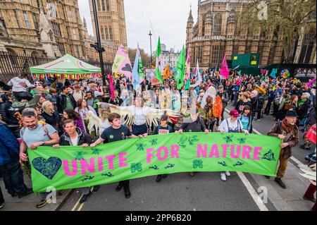 London, Großbritannien. 22. April 2023. Extinction Rebellion setzt sie fort Big One, vereint euch zum Überleben, Action rund um Parliament Square und Westminster. Kredit: Guy Bell/Alamy Live News Stockfoto