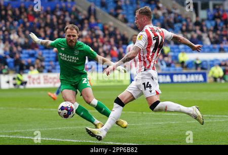 Josh Tymon von Stoke City versucht, den Torwart Jak Alnwick in Cardiff City beim Sky Bet Championship-Spiel im Cardiff City Stadium zu schlagen. Foto: Samstag, 22. April 2023. Stockfoto