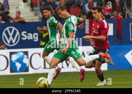 Pamplona, Spanien. 22. April 2023. Sport. Football/Soccer. Sergio Canales (10. Real Betis) und Manu Sanchez (20. CA Osasuna) während des Fußballspiels von La Liga Santander zwischen CA Osasuna und Real Betis, gespielt am 22. April 2023 im Stadion El Sadar in Pamplona (Spanien). Kredit: Inigo Alzugaray/Alamy Live News Stockfoto