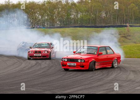 1988 80er Achtziger BMW 325I SE Red Saloon 2494 ccm, brennender Gummi und Reifen kreischen beim Three Sisters Race Circuitin Wigan, Lancashire UK Stockfoto