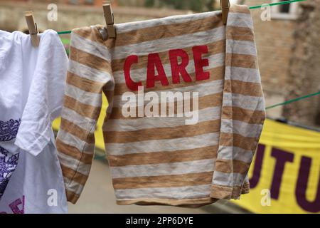 London, Großbritannien. 22. April 2023 Ausrottung Rebellion Klima Protest gegen den Großen. The Big One for Biodiversity – März und die-in. Der Big-One-Klimaprotest ist eine viertägige Aktion vom 21. Bis 24. April 2023, bei der Menschen von Extinction Rebellion (XR), Greenpeace, Friends of the Earth, PCS Union und anderen Gruppen in Westminster demonstrieren. Mehr als 30.000 Menschen haben sich zur Teilnahme an der Rebellion-Protestaktion in der Hauptstadt angemeldet. Kredit: Waldemar Sikora/Alamy Live News. Stockfoto