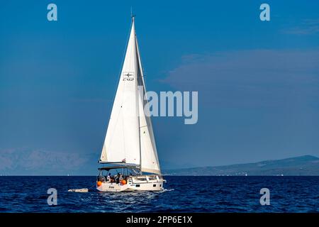 Eine majestätische BAYERISCHE C42-Yacht, die über den riesigen Ozean gleitet. Stockfoto