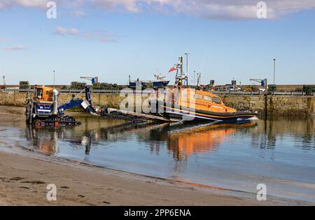 RNLI-Rettungsboot-Start von einem Rettungsboot-Starter, Seahouses Harbour, Seahouses Northumberland UK Stockfoto