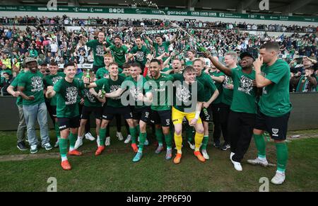 Münster, Deutschland. 22. April 2023. firo : 04/22/2023-Fußball, Fußball, Saison der Regionalliga, 2022/2023, Regionalliga West, Rückflug, 31. Spieltag SC Preussen Münster, SCP, Preussen Münster - Fortuna Düsseldorf 2, II, Two, 2:0 SC Preussen Münster, SCP, Preussen Münster, Rises, in, Die, 3. Liga, On, Preussen Münster, Teamfeiern, Team Celebrations Credit: dpa/Alamy Live News Stockfoto