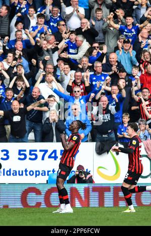 Peterborough, Großbritannien. 22. April 2023Freddie Ladapo (9 Ipswich Town) feiert das dritte Tor des Teams während des Spiels der Sky Bet League 1 zwischen Peterborough und Ipswich Town in der London Road, Peterborough, am Samstag, den 22. April 2023. (Foto: Kevin Hodgson | MI News) Guthaben: MI News & Sport /Alamy Live News Stockfoto