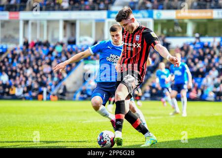 Peterborough, Großbritannien. 22. April 2023George Hirst (27 Ipswich Town) kontrolliert den Ball während des Spiels der Sky Bet League 1 zwischen Peterborough und Ipswich Town in der London Road, Peterborough, am Samstag, den 22. April 2023. (Foto: Kevin Hodgson | MI News) Guthaben: MI News & Sport /Alamy Live News Stockfoto