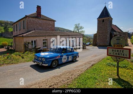 BERZE, FRANKREICH, 19. April 2023 : vom 17. Bis 22. April fährt 32. Tour Auto alte Autos von Paris zur französischen Riviera. Tour Auto ist die Fortsetzung eines Stockfoto