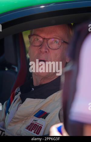 BERZE, FRANKREICH, 19. April 2023 : der ehemalige Weltreisefahrer Ari Vatanen nimmt an der Tour Auto Teil, der Fortsetzung einer Veranstaltung aus dem Jahr 1899. Stockfoto