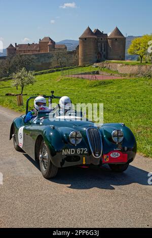 BERZE, FRANKREICH, 19. April 2023 : vom 17. Bis 22. April fährt 32. Tour Auto alte Autos von Paris zur französischen Riviera. Tour Auto ist die Fortsetzung eines Stockfoto