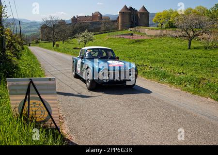 BERZE, FRANKREICH, 19. April 2023 : vom 17. Bis 22. April fährt 32. Tour Auto alte Autos von Paris zur französischen Riviera. Tour Auto ist die Fortsetzung eines Stockfoto