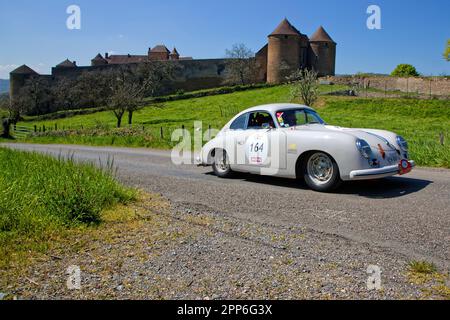 BERZE, FRANKREICH, 19. April 2023 : vom 17. Bis 22. April fährt 32. Tour Auto alte Autos von Paris zur französischen Riviera. Tour Auto ist die Fortsetzung eines Stockfoto