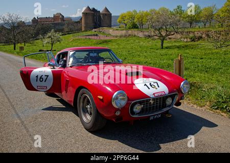 BERZE, FRANKREICH, 19. April 2023 : vom 17. Bis 22. April fährt 32. Tour Auto alte Autos von Paris zur französischen Riviera. Tour Auto ist die Fortsetzung eines Stockfoto