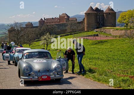 BERZE, FRANKREICH, 19. April 2023 : vom 17. Bis 22. April fährt 32. Tour Auto alte Autos von Paris zur französischen Riviera. Tour Auto ist die Fortsetzung eines Stockfoto