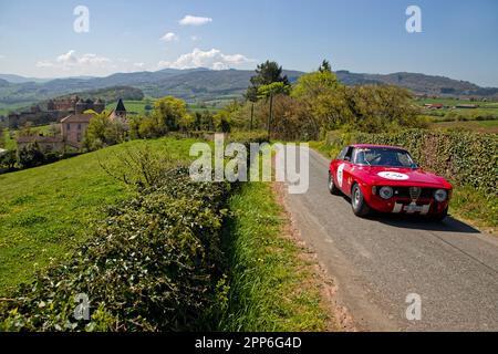 BERZE, FRANKREICH, 19. April 2023 : vom 17. Bis 22. April fährt 32. Tour Auto alte Autos von Paris zur französischen Riviera. Tour Auto ist die Fortsetzung eines Stockfoto