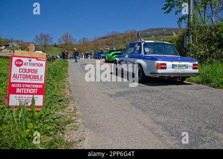 BERZE, FRANKREICH, 19. April 2023 : vom 17. Bis 22. April fährt 32. Tour Auto alte Autos von Paris zur französischen Riviera. Tour Auto ist die Fortsetzung eines Stockfoto