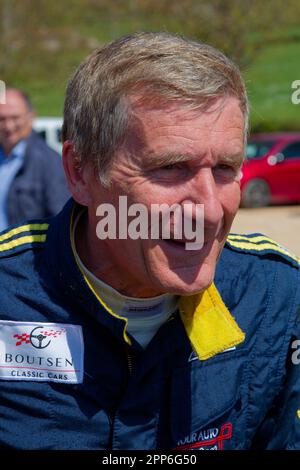 BERZE, FRANKREICH, 19. April 2023 : ehemaliger belgischer Formel-1-Fahrer Thierry Bouten nimmt an der Tour Auto Teil, der Fortsetzung einer Veranstaltung, die I geschaffen hat Stockfoto