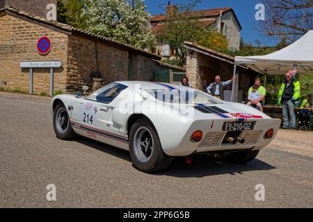 BERZE, FRANKREICH, 19. April 2023 : vom 17. Bis 22. April fährt 32. Tour Auto alte Autos von Paris zur französischen Riviera. Tour Auto ist die Fortsetzung eines Stockfoto