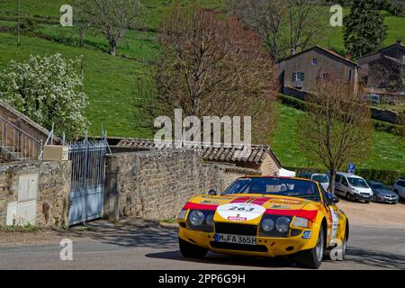 BERZE, FRANKREICH, 19. April 2023 : vom 17. Bis 22. April fährt 32. Tour Auto alte Autos von Paris zur französischen Riviera. Tour Auto ist die Fortsetzung eines Stockfoto