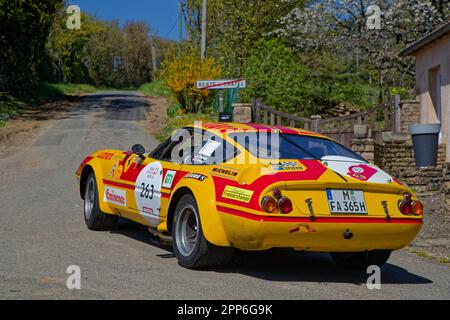 BERZE, FRANKREICH, 19. April 2023 : vom 17. Bis 22. April fährt 32. Tour Auto alte Autos von Paris zur französischen Riviera. Tour Auto ist die Fortsetzung eines Stockfoto