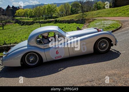 BERZE, FRANKREICH, 19. April 2023 : vom 17. Bis 22. April fährt 32. Tour Auto alte Autos von Paris zur französischen Riviera. Tour Auto ist die Fortsetzung eines Stockfoto